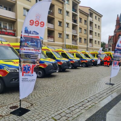 Dziewięć nowych ambulansów dla legnickiego pogotowia. Historyczna inwestycja za 6 milionów złotych