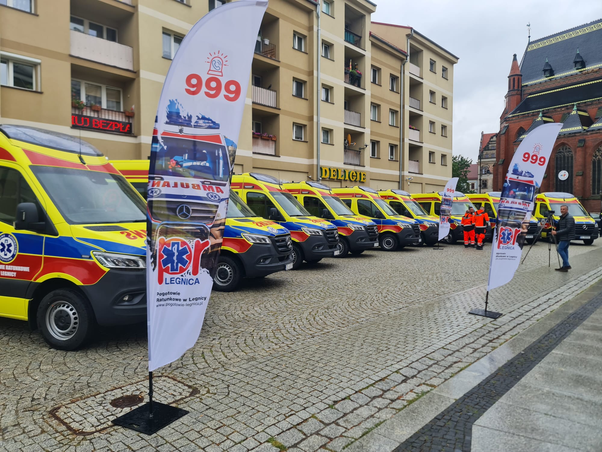 Dziewięć nowych ambulansów dla legnickiego pogotowia. Historyczna inwestycja za 6 milionów złotych