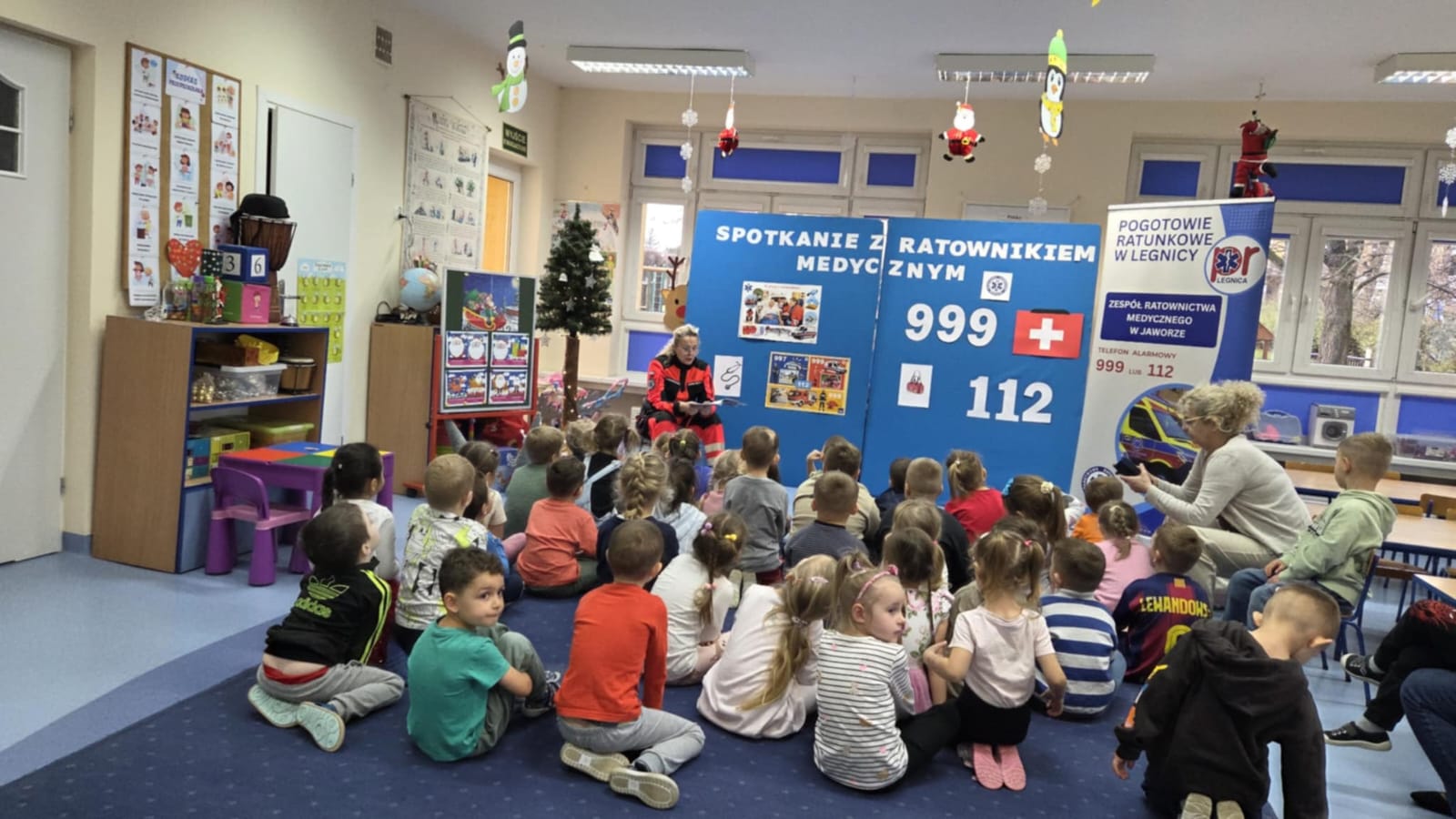 Ratownicy medyczni z Jawora z wizytą u najmłodszych