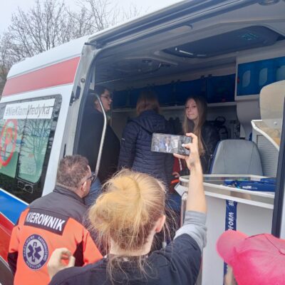 Pogotowie Ratunkowe w Legnicy podczas Dnia Otwartego VII LO w Legnicy